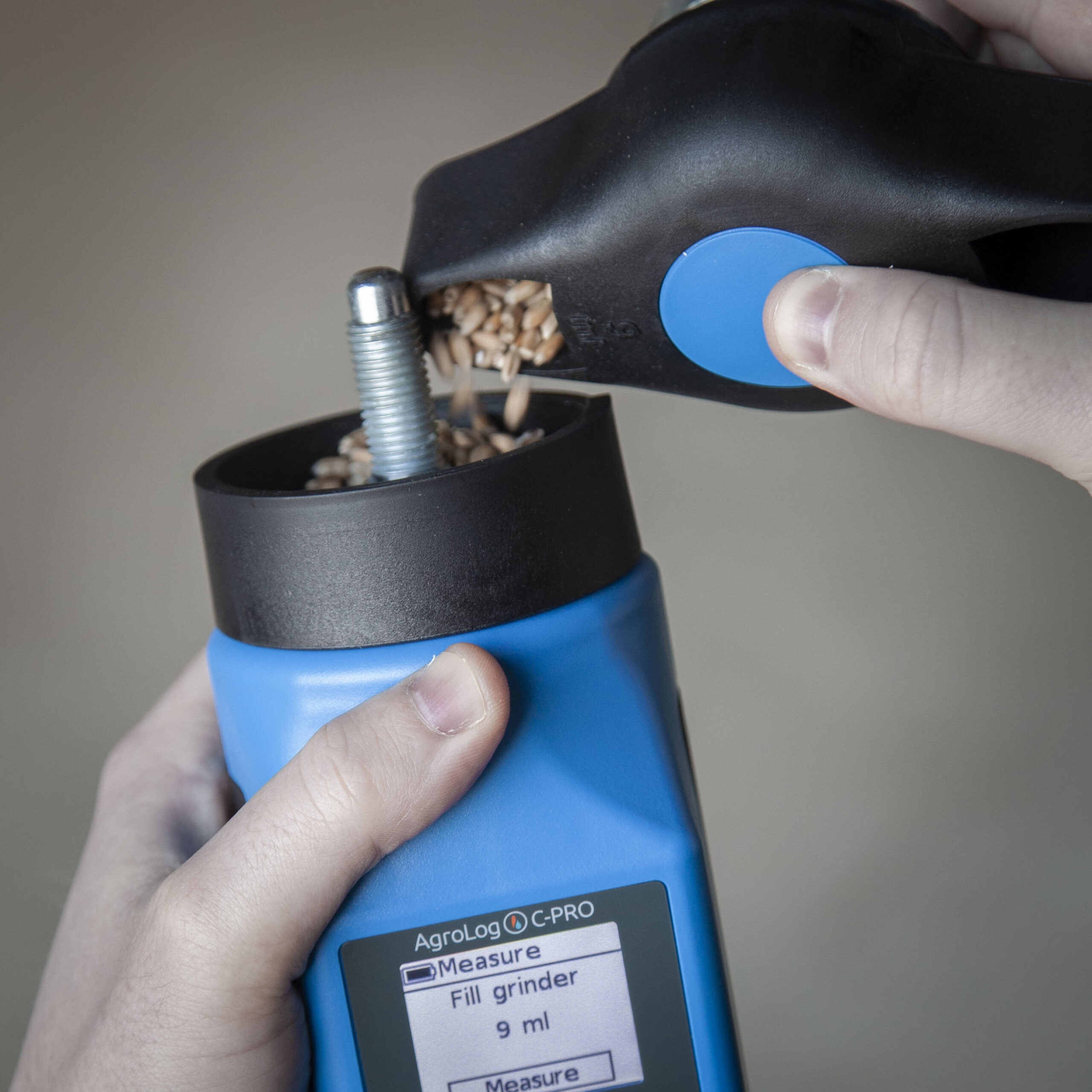 Pomocí odměrky ve víčku odměřte správnou velikost vzorku, nasypte do mlecí/měřící komory a zašroubováním víčka rozemelte