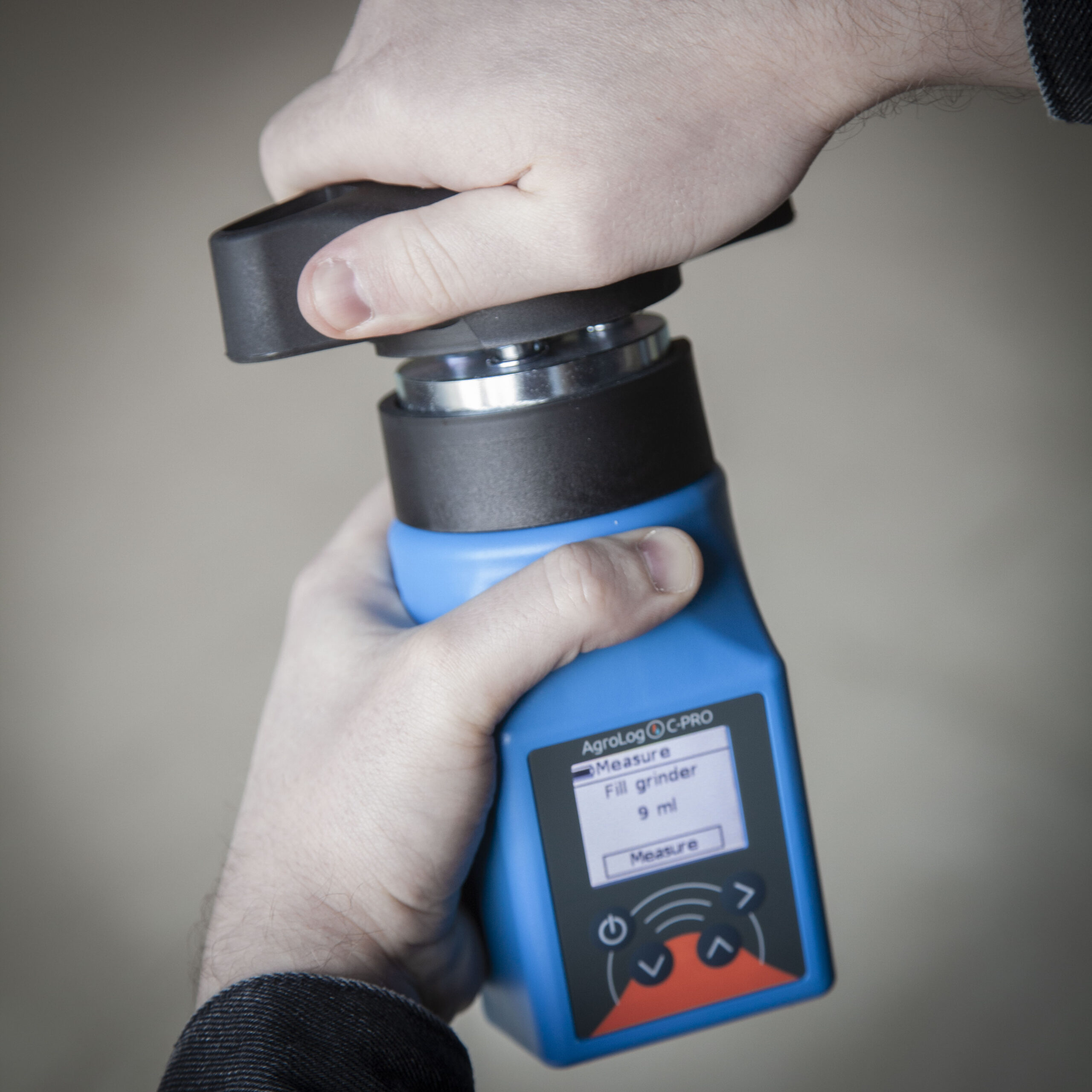 Stiskněte tlačítko Test a po vyhodnocení vzorku odečtěte jeho vlhkost přímo na displeji přístroje.