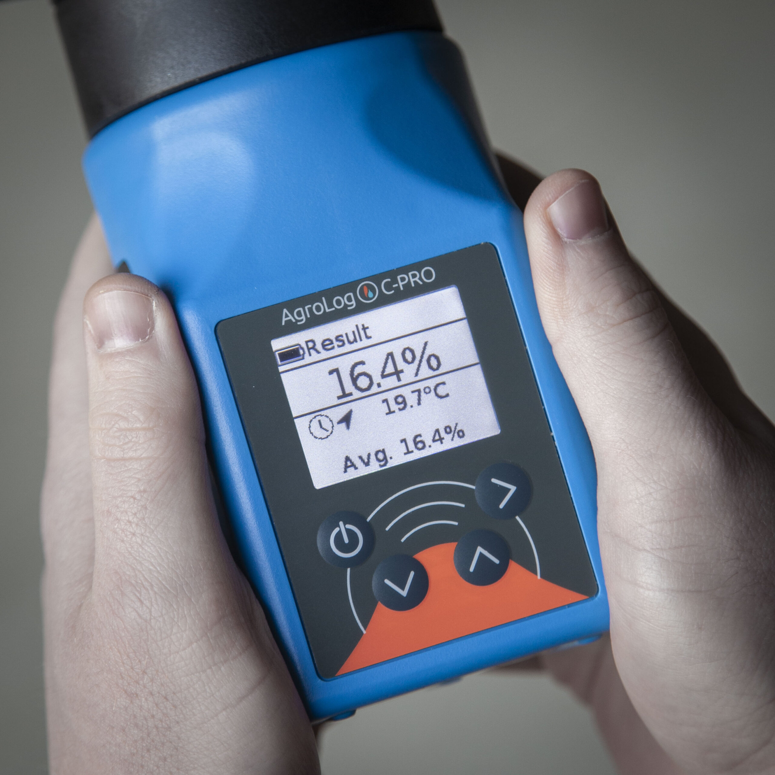 Synchronizujte C-PRO s aplikací „AgroLog App“, kterou jste do chytrého telefonu nainstalovali z App Store nebo Google Play.